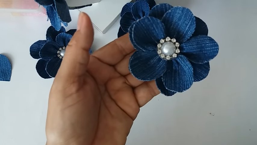 Cómo Hacer Flores Con Tela De Jeans Y De Qué Manera Puedes Utilizarlas Manualidades Eli 8880