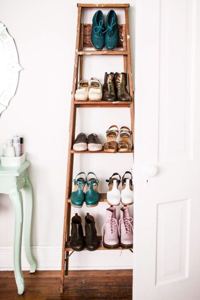 Coloca un mueble con múltiples repisas en donde puedas colocar tus zapatos  por pares