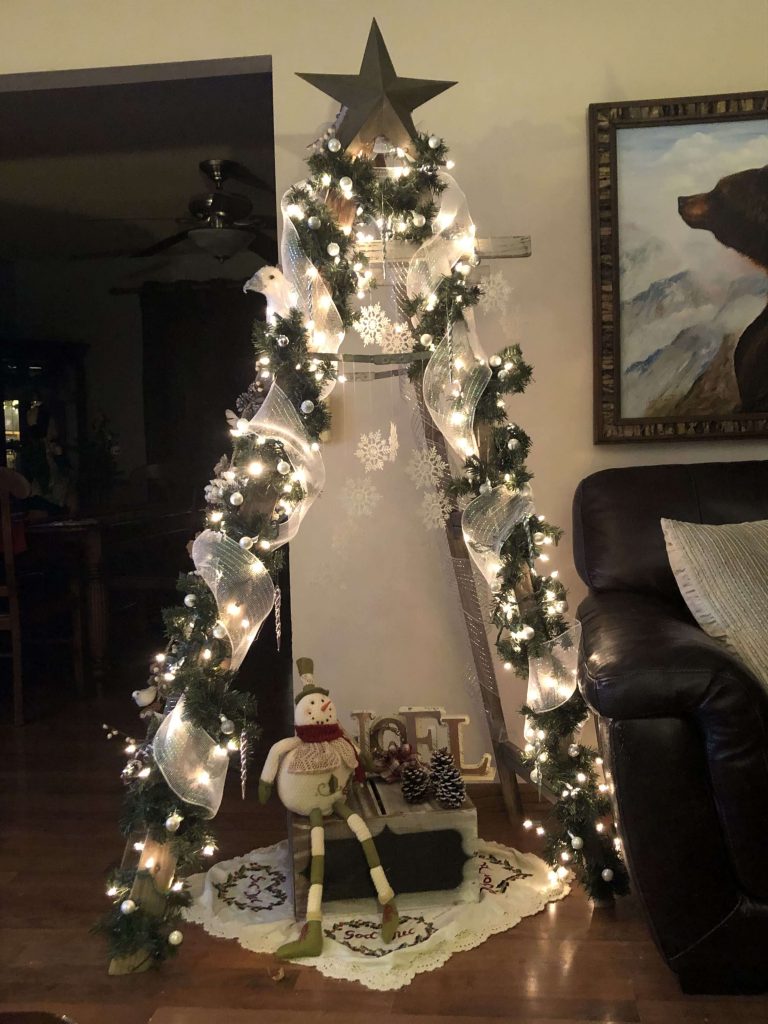 árboles de navidad con guirnaldas paredes