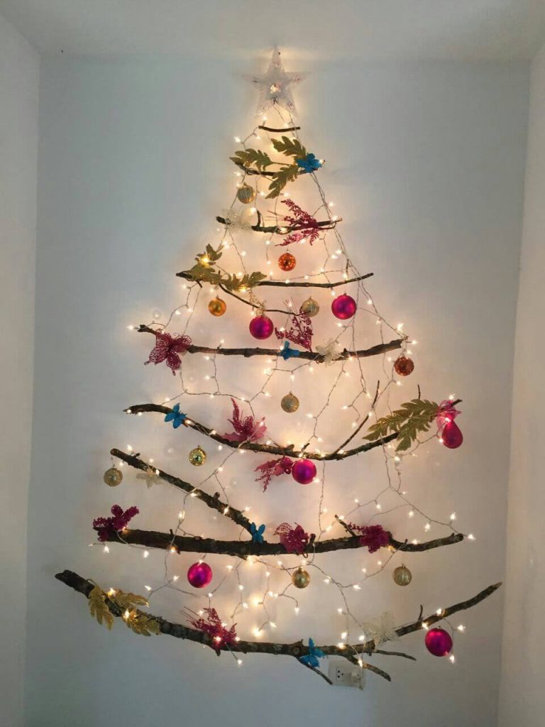 árboles de navidad con guirnaldas paredes