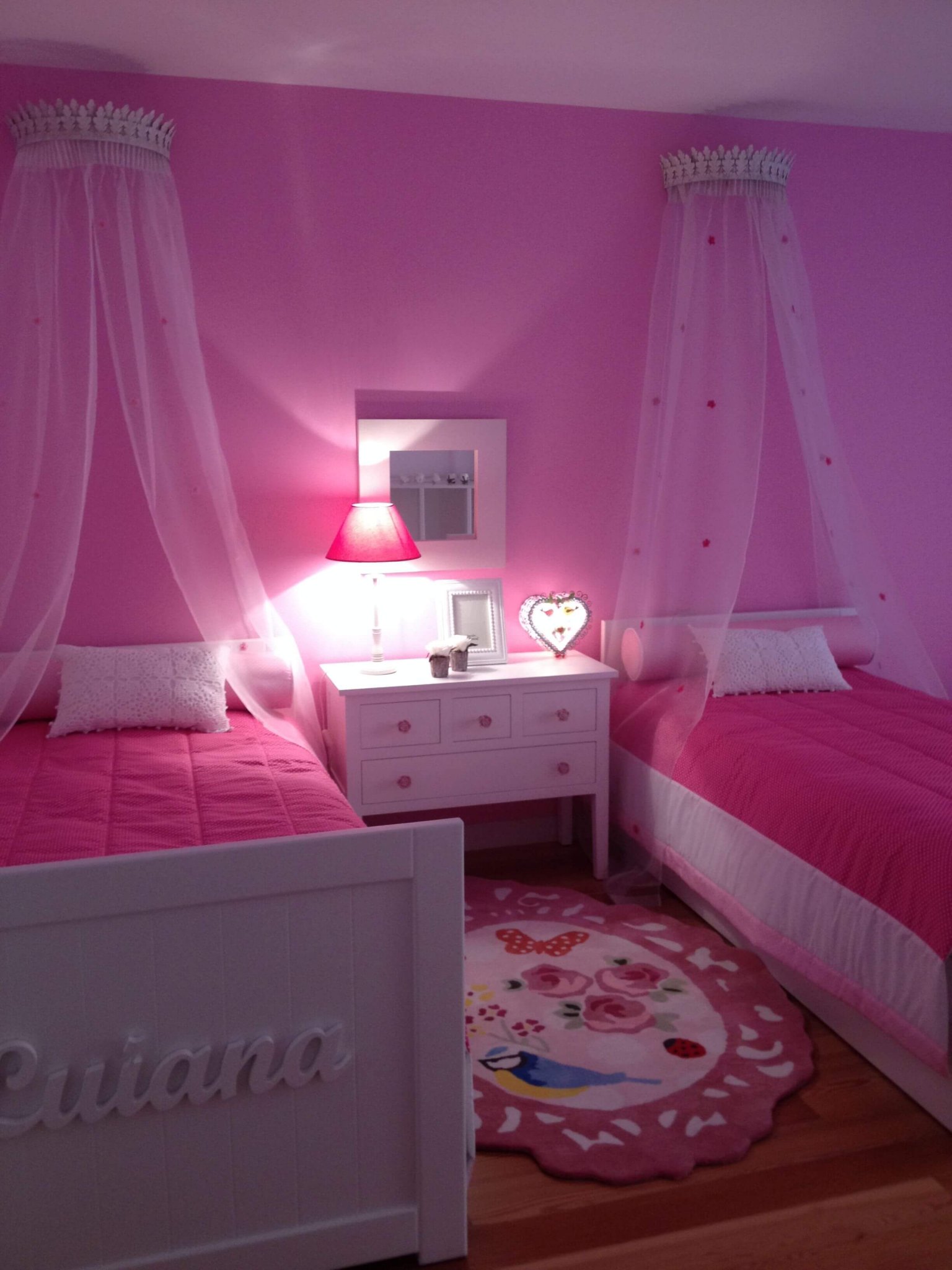 Bellísimas ideas de decoración de habitaciones en color rosa para niñas