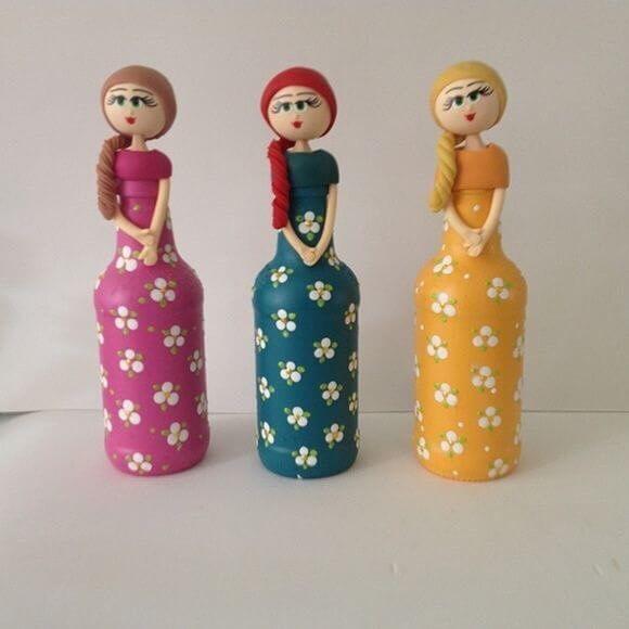 muñecas decorativas hechas con botellas
