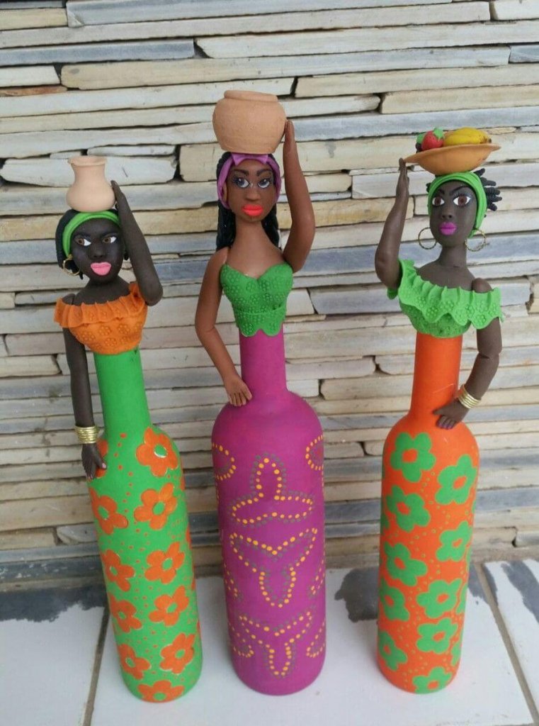 muñecas decorativas hechas con botellas