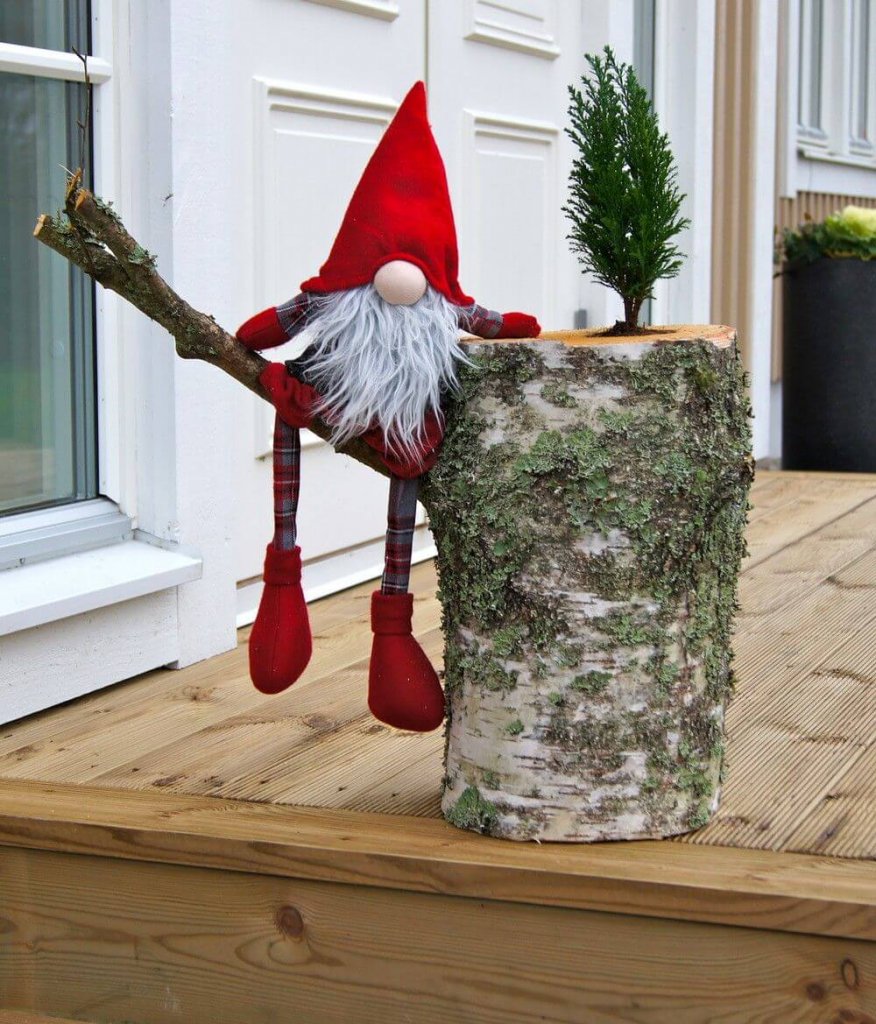 adornos navideños gigantes con troncos