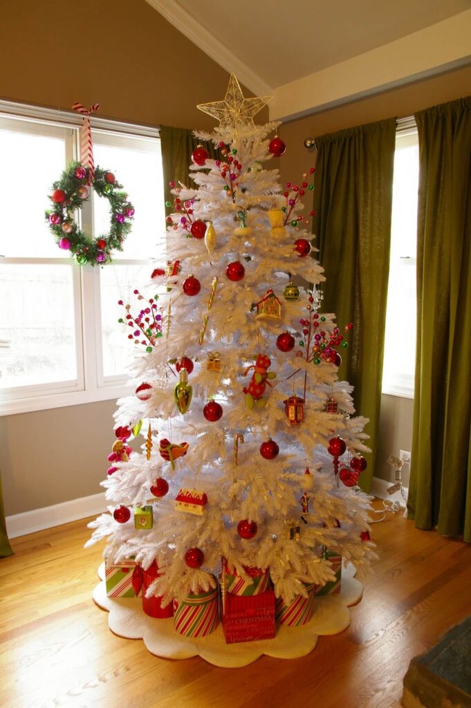 decoración de árbol de navidad en blanco