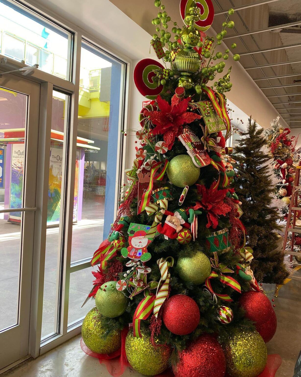 CÓMO DECORAR UN ÁRBOL DE NAVIDAD CON ESFERAS GIGANTES. ¡AQUÍ 16 IDEAS