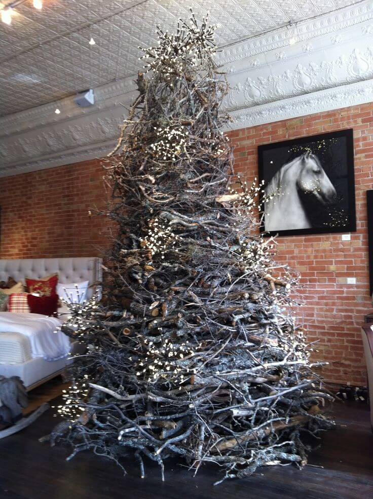 árbol de navidad con ramas secas