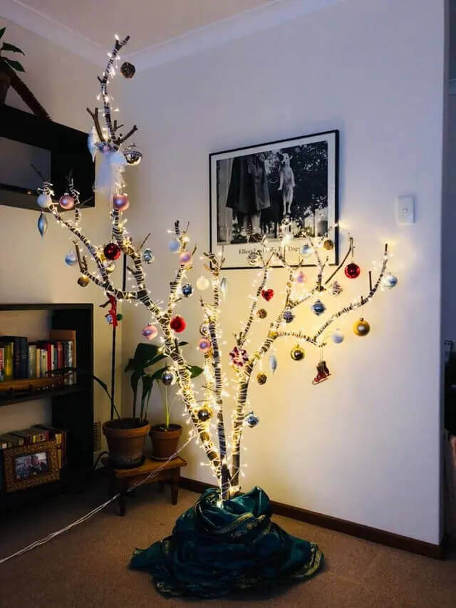 árbol de navidad con ramas secas