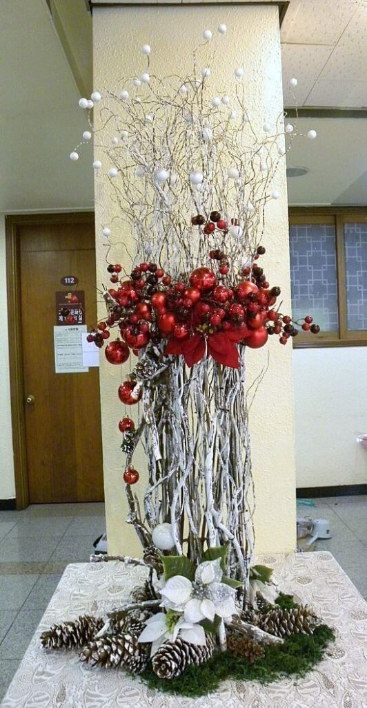 árbol de navidad con ramas secas