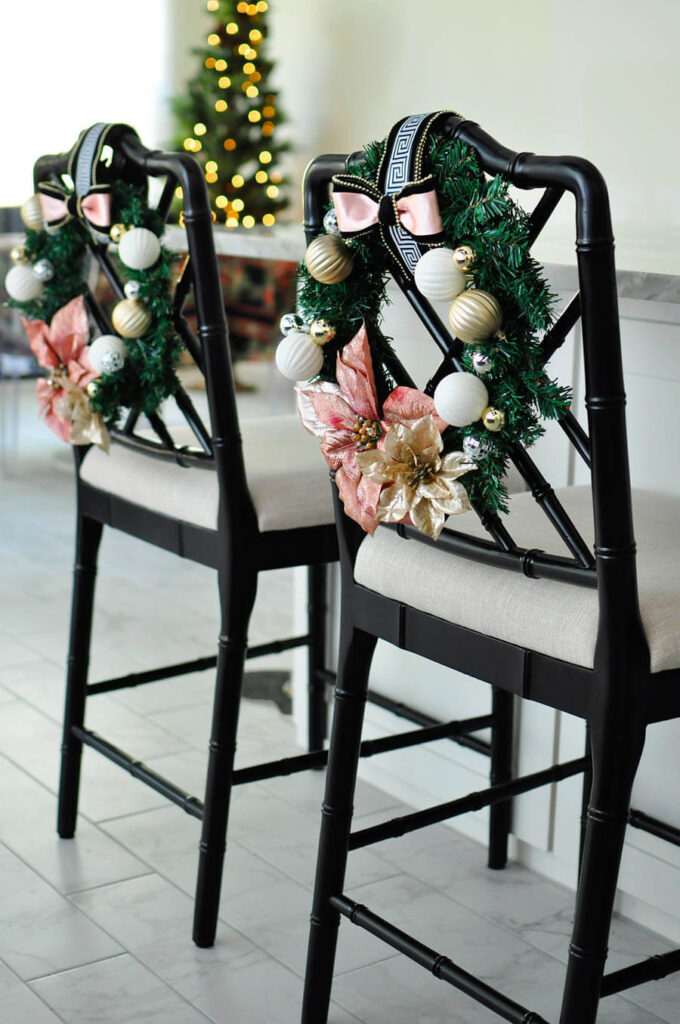 Ideas Para Adornar Las Sillas Del Comedor Para Navidad Que Encantarán