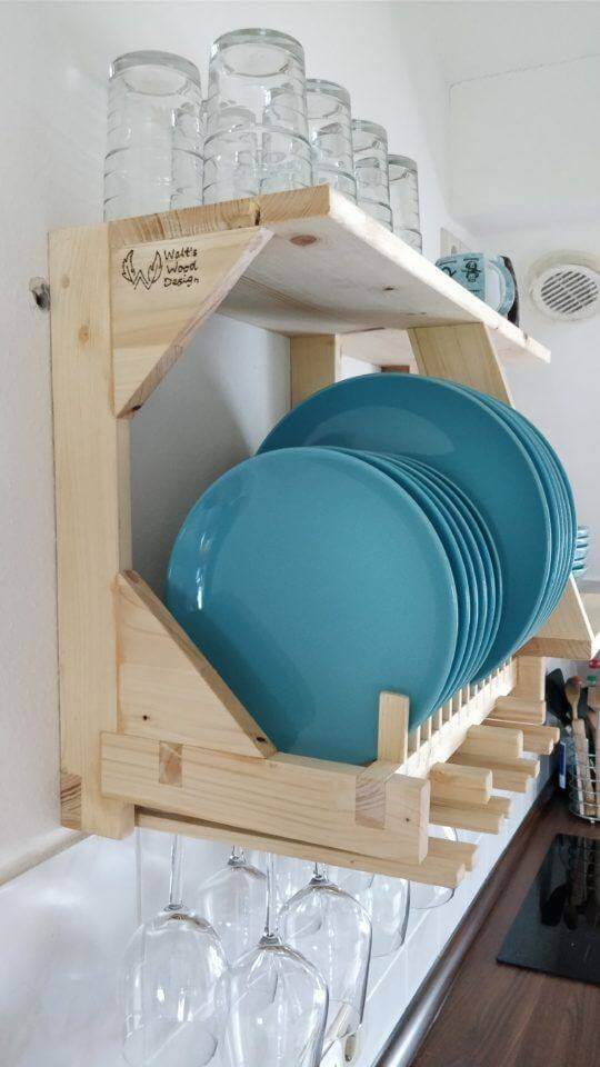 Portavajillas de pared en madera con estantes para platos y tazas, además de espacio para colgar copas. Diseño funcional y sencillo ideal para cocinas modernas y organizadas.