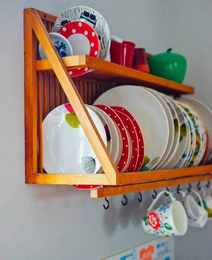 Portavajillas de madera con estantes para platos y tazas, diseño rústico y funcional ideal para mantener tu cocina organizada y con estilo.