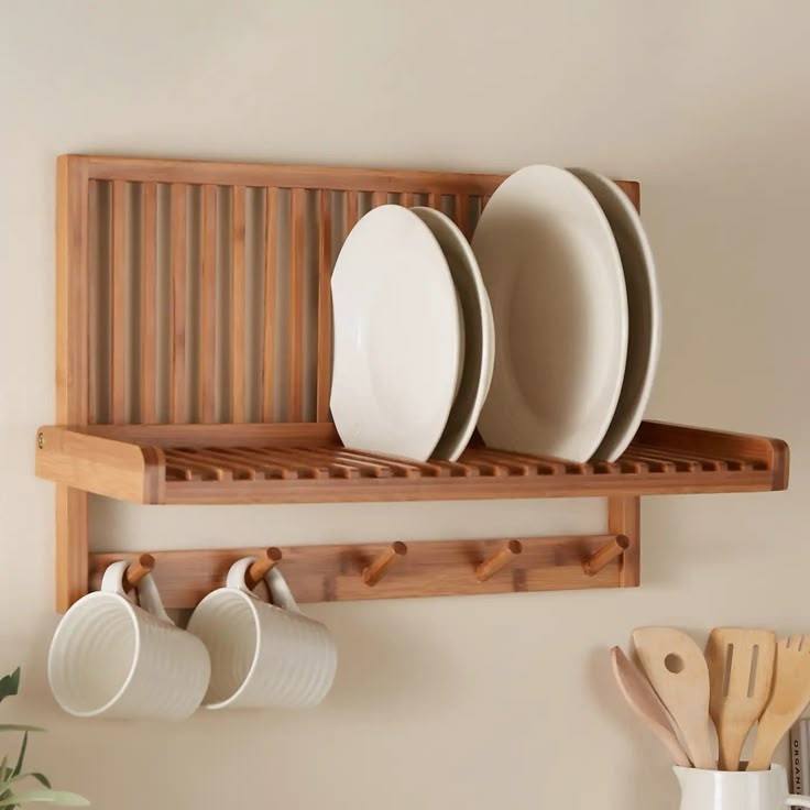 Portavajillas de madera con estantes para platos y ganchos para tazas, diseño simple y funcional ideal para cocinas modernas y minimalistas.