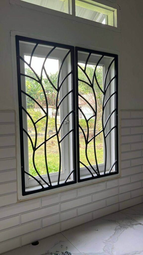 Rejas de hierro forjado con diseño moderno en forma de hojas, ofreciendo seguridad y una estética natural en las ventanas. Ideal para ambientes contemporáneos y elegantes.